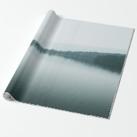 BATEAU SUR LE CORPS D'EAU SOUS LE CIEL BLANC