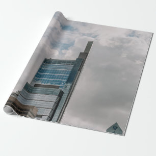 PAPIER CADEAU BÂTIMENT EN BÉTON GRIS SOUS LE CIEL NUAGE PENDANT