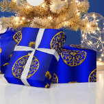 Papier Cadeau Baubles de Noël d'or en bleu<br><div class="desc">Un enveloppement de Noël décoratif avec un motif de décorations de Noël dorées sur un arrière - plan bleu métallique et coloré pour ajouter une touche sophistiquée et festive à votre cadeau enveloppant cette période de fêtes.</div>