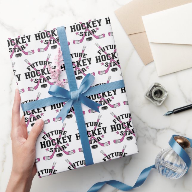 Papier Cadeau Bébé futur joueur de hockey féminin de hockey rose (Cadeaux)