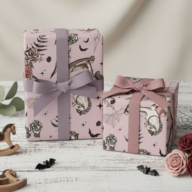 Papier Cadeau Bébé gothique rose pâle Cheval Rocking (Vintage Blush Pink Floral Gothic Rocking Horse, Bats, Webs Pattern for Mother to Be for Halloween.)
