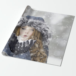 Papier Cadeau Belle fille en manteau d'hiver avec neige