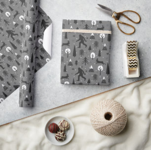 Papier Cadeau Bigfoot et Jackalope dans le motif gris des bois