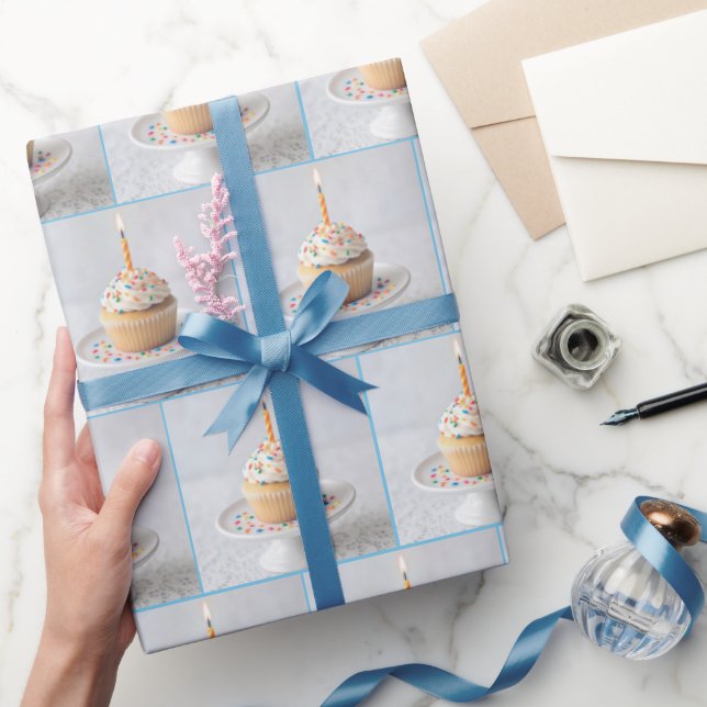 Papier Cadeau Birthday Cupcake with a Candle (Cadeaux)