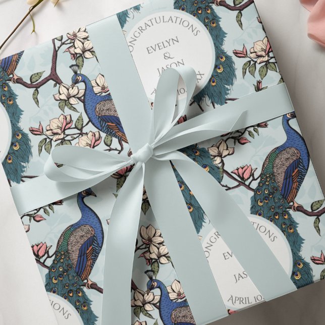 Papier Cadeau Bleu Botanique Mariage Paon & Fleurs  (Elegant Hand Drawn Wedding Design with Blue Peacock Birds & Magnolia Flowers. Soft Blue Background. )