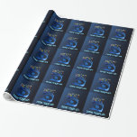Papier Cadeau Bleu brillant Chanukkah Menorah<br><div class="desc">Une menorah moderne,  métallique,  bleue de Chanukkah,  avec un lion en silhouette,  contre un arrière - plan sombre et nocturne. Les neuf bougies sont allumées. Le texte hébreu "Chag Chanukkah Sameach" (Hanoukka heureuse) apparaît également en bleu et blanc éclatant.</div>