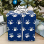 Papier Cadeau Bleu de la marine de Noël Dollar de l'étoile de me<br><div class="desc">Ce beau papier d'emballage de Noël côtier présente un motif d'étoiles de mer, de dollars de sable et de corail en parties scintillant d'argent sur un arrière - plan bleu marine. *Si vous souhaitez que ce design soit disponible sur d'autres produits ou si vous avez besoin d'aide, veuillez me contacter...</div>