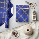 Papier Cadeau Blue Christmas Holiday Gold Parties scintillant Da<br><div class="desc">Arrière - plan métallique bleu avec motif damassé parties scintillant en faux or pour un joli et élégant emballage cadeau de Noël. Beaucoup d'autres papiers complémentaires à mélanger avec ce beau papier.</div>