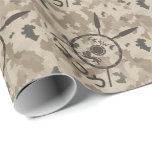 Papier Cadeau Bouclier Maccabee du désert et oreilles<br><div class="desc">Un style militaire brun "sobre" représentant un bouclier de Maccabee et deux lances sur un arrière - plan de camo dans le désert. Le bouclier est orné d'un lion et d'un texte lisant "Yisrael" (Israël) dans l'alphabet paléo-hébreu. Le texte hébreu moderne lisant "Maccabee" apparaît également. Les Maccabées étaient des rebelles...</div>