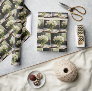 Papier Cadeau Bouquet de trilliums printaniers dans une fenêtre