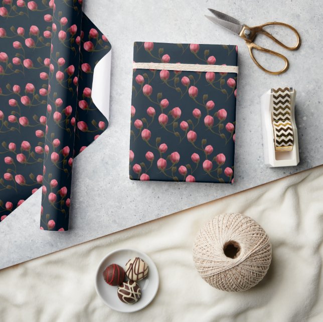 Papier Cadeau Bourgeons de rose rose sur fond bleu foncé  (Artisanat)