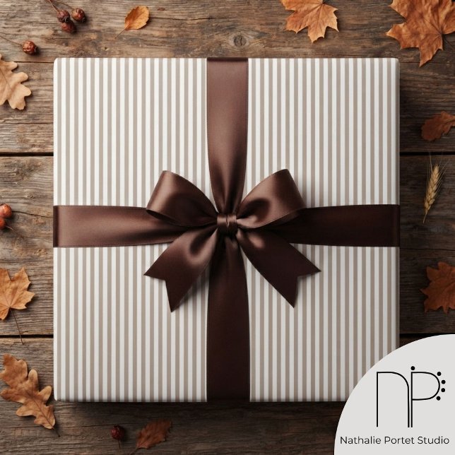 Papier Cadeau Brun clair et blanc élégant rayé fin (Light brown and white pinstripe wrapping paper for chic Fall celebration.)