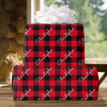Papier Cadeau Buffalo de Noël Plaid Nom personnalisé Rouge rusti<br><div class="desc">Faites de vos cadeaux de vacances un cadeau spécial grâce à cette enveloppe cadeau Buffalo Plaid traditionnelle! Un modèle élégant personnalisé avec le nom du destinataire, ou votre nom de famille dans la typographie de script rétro. Ce motif à chèques classique saisit parfaitement la chaleur douillette de la saison et...</div>