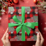 Papier Cadeau Buffalo Plaid Christmas Truck Rustic Country<br><div class="desc">Cette conception a été créée par art numérique. Elle peut être personnalisée en cliquant sur le bouton personnaliser et en modifiant la couleur, en ajoutant un nom, des initiales ou vos mots préférés. Contactez-moi à l'adresse colorflowcreations@gmail.com si vous souhaitez que ce design soit disponible sur un autre produit. Achetez ma...</div>