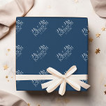Papier Cadeau Cadeau de mariage M. et Mme couleur unie bleu mari<br><div class="desc">Une couleur audacieuse avec des polices chic fait une pièce maîtresse pour les faveurs de réception. Les articles sont plus faciles à personnaliser lorsque vous remplacez d'abord tout le texte et les photos. Si votre œuvre d'art doit encore être ajustée, cliquez sur le bouton Personnaliser. Cela vous amènera à une...</div>