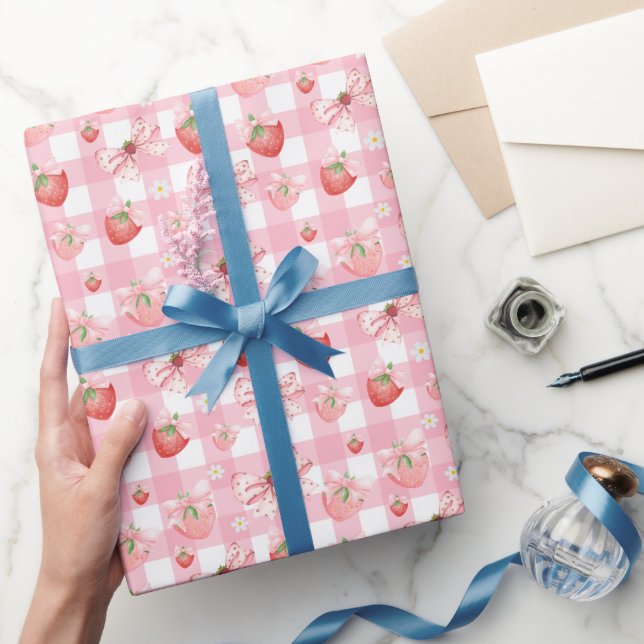 Papier Cadeau Cadeau gingham rose fraise pour le premier anniver (Cadeaux)