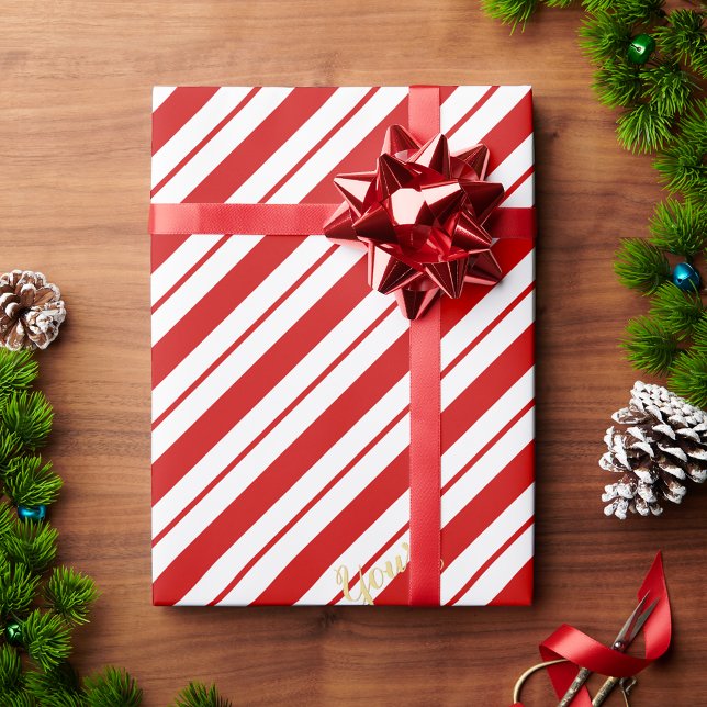 Papier Cadeau Canne de Noël Rouge à Rayures Personnalisées avec  (Christmas Candy Cane Red Stripes Custom Gold Text Wrapping Paper)