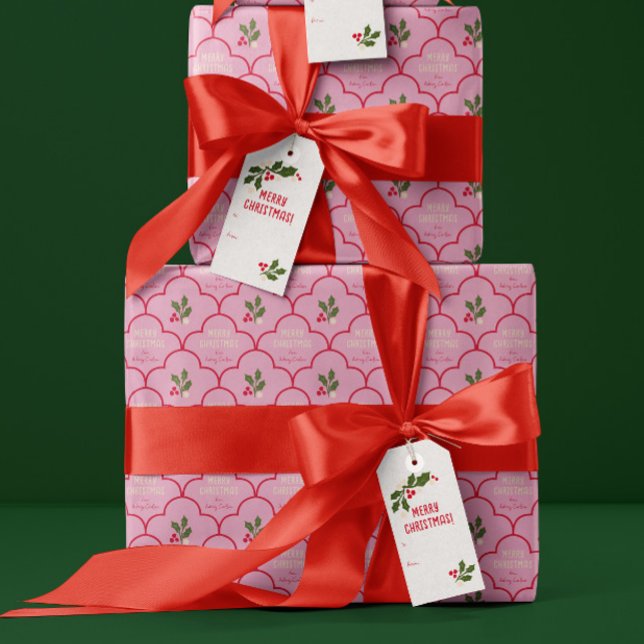 Papier Cadeau Carreaux de Noël rose et rouge (pretty pink Christmas gift wrap with custom text and red scalloped pattern and festive holly sprigs)