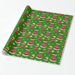 Papier Cadeau Carton Cute African American Christmas boy<br><div class="desc">Papier d'emballage de Noël avec l'illustration d'un mignon garçon afro-américain souriant aux cheveux noirs courts, le garçon porte un costume de Père Noël avec un casquette rouge et tient un cadeau ; dans un cercle rouge sur un arrière - plan vert aux étoiles, un modèle de vacances de Noël avec...</div>