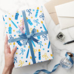 Papier Cadeau Chanukah bougies brûlant blanc bleu or<br><div class="desc">Ajoutez un peu de couleur de vacances et pétillez avec ce design amusant de papier d'emballage Chanukah. Convient aux enfants ou aux adultes, aux entreprises ou aux besoins d'enveloppement de cadeaux de famille. Il y a des sacs-cadeaux, du papier-mouchoir et du ruban pour un look Chanukah complet, ou vous pouvez...</div>