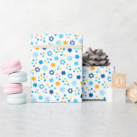 Papier Cadeau Chanukah Etoiles juives Snowflakes Blanc Bleu Or<br><div class="desc">Ajoutez un peu de couleur de vacances et pétillez avec ce design amusant de papier d'emballage Chanukah. Convient aux enfants ou aux adultes, aux entreprises ou aux besoins d'enveloppement de cadeaux de famille. Il y a des sacs-cadeaux, du papier-mouchoir et du ruban pour un look Chanukah complet, ou vous pouvez...</div>