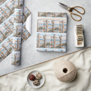 Papier Cadeau Chapeau de plage sur un poteau de clôture rustique