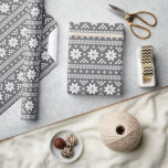 Papier Cadeau Charcoal Grey Fair Isle Christmas Sweat Motif<br><div class="desc">Le papier d'emballage de Noël sur mesure présente un joli tricot de fin d'année en forme d'îlot. Cliquez sur le bouton Customiser pour ajouter votre propre texte ou vos propres images pour créer un design unique d'un genre! Obtenez de la créativité et utilisez ce papier à motifs amusant pour plus...</div>