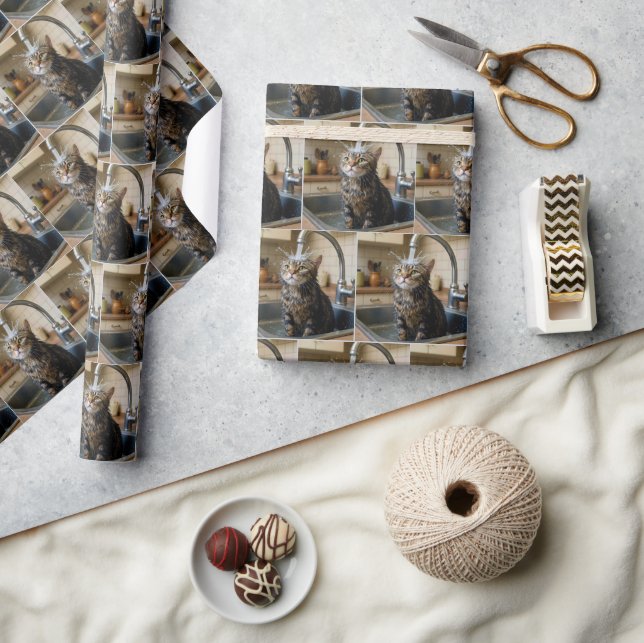 Papier Cadeau Chat tigré mouillé assis dans un évier de cuisine (Artisanat)