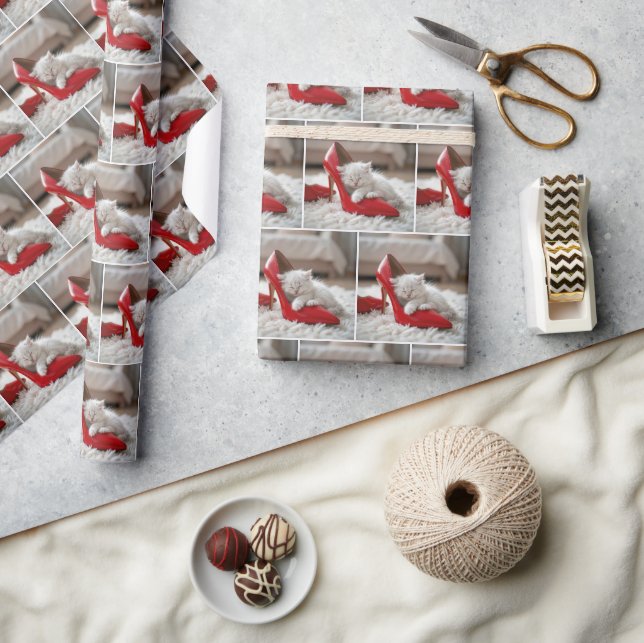 Papier Cadeau Chaton blanc dormant dans une chaussure rouge (Artisanat)
