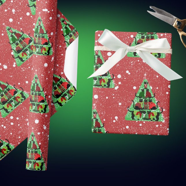 Papier Cadeau Chats noirs mignons en Sweaters Arbre de Noël Roug (Cute Black cats form a festive Christmas tree wearing their Christmas sweaters)