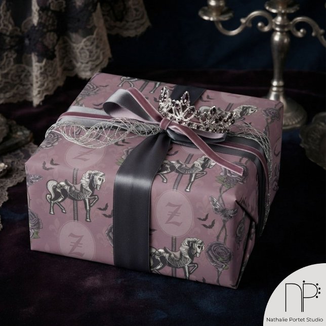 Papier cadeau Cheval de carrousel gothique Mauve P (Dusty mauve gothic carousel horse wrapping paper with hand-drawn roses for elegant and moody gifts.)