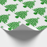 Papier Cadeau Chien Empreinte de patte Green Christmas Tree<br><div class="desc">Dessin mignon d'un arbre de Noël décoré d'empreintes de pattes de chiens. Roulettes papier d'emballage personnalisées pour les vacances. Idée d'enveloppement cadeau pour amoureux de les chiens.</div>