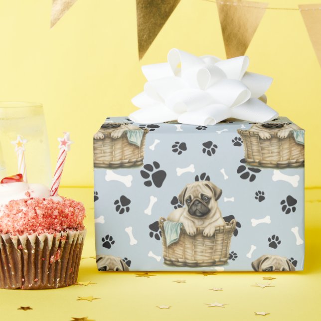Papier Cadeau Chiot Carlin mignon dans Empreinte de patte panier (Fête d'anniversaire)