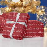 Papier Cadeau Christmas Believe Texte et Snowflakes<br><div class="desc">Croyez le texte avec des flocons de neige sur l'arrière - plan rouge. Le texte peut être modifié. La couleur Arrière - plan peut être modifiée.</div>