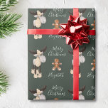 Papier Cadeau Christmas Moose Joyeux Noël Personnalisé<br><div class="desc">Ce joli papier d'emballage d'orignal de Noël sera parfait sous votre sapin de Noël. Le design comprend une mignonne orignale de Noël et un biscuit homme en pain d'épices sur un arrière - plan vert sauge foncé. Personnalisez avec votre nom.</div>