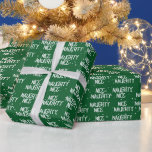 Papier Cadeau Christmas NICE NAUGHTY Texte Sur Vert<br><div class="desc">Texte blanc NICE NAUGHTY avec des flocons de neige sur un arrière - plan vert. Le texte est modifiable. La couleur Arrière - plan peut être modifiée.</div>