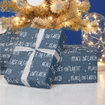 Papier Cadeau Christmas PEACE ON EARTh Texte sur les étoiles<br><div class="desc">White PEACE ON EARTH texte avec flocon de neige et le design d'étoile sur un arrière - plan bleu. Le texte peut être modifié.</div>