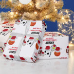 Papier Cadeau Christmas Père Noël Sports Athletic Balls Personna<br><div class="desc">Un design de boules sportives de Noël. Parfait pour les adultes et les enfants qui aiment jouer à tous les sports. Les sports de balle portant le chapeau de Père Noël inclus dans ce design sont le football, le football, le tennis, le baseball et le basket. Un design de Noël...</div>