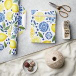Papier Cadeau Citrons Méditerranéens Carreaux Bleus<br><div class="desc">Un design élégant avec un fond en carreaux bleus et des citrons.</div>