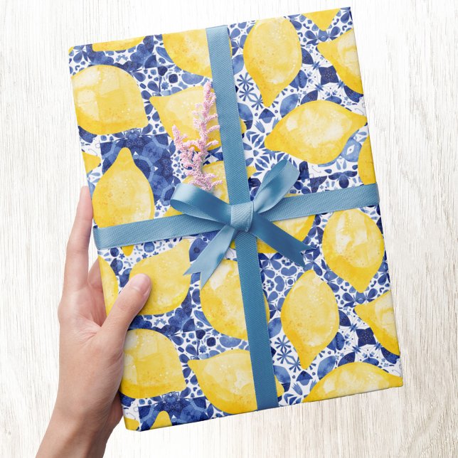 Papier Cadeau Citrus citron Aquarelle Bleu Carrelage méditerrané (Watercolor lemons on a blue and white Mediterranean tile background patterned gift wrap paper roll)