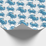 Papier Cadeau Classique Crabe Bleu Motif Bord de Mer<br><div class="desc">Un motif de crabe bleu pour recréer l'ambiance de bord de mer. Illustré ici sur fond blanc,  vous pouvez changer le fond en n'importe quelle autre couleur en utilisant l'option "personnalisez-le". Imaginez à quel point vos cadeaux seront beaux emballés dans ce charmant motif côtier.</div>