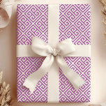 Papier Cadeau Clé grecque chic violet et blanc labyrinthe<br><div class="desc">Élevez votre art de l'emballage cadeau avec ce papier d'emballage chic et moderne présentant un motif de clé grecque violet et blanc en labyrinthe envoûtant. Le design complexe ajoute une touche de sophistication et d'intrigue, parfait pour les occasions spéciales, les mariages ou toute célébration où vous voulez que vos cadeaux...</div>