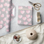 Papier Cadeau coeur de l'amour de l'eau élégante<br><div class="desc">Design minimaliste,  moderne et élégant représentant les coeurs roses d'aquarelle sur un arrière - plan gris chaud tendance. Ce magnifique imprimé féminin,  à l'effet simple mais étonnant,  est parfait pour les jeunes femmes contemporaines. Impressionnez-vous avec un cadeau unique et élégant ou offrez-vous simplement.</div>