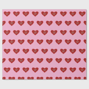 Papier cadeau cœur rouge sur fond rose amour