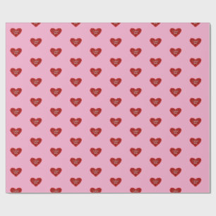 Papier cadeau cœur rouge sur fond rose amour