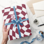 Papier Cadeau Collection de mariage Violet Bourgogne à carreaux<br><div class="desc">Produits de mariage de thème couleur rouge bordeaux foncé bohème moderne. Design tendance rétro Evergreen à carreaux tordus, assiettes en papier à carreaux tordus dans une belle couleur rouge bordeaux foncé élégante et chic et blanc.</div>