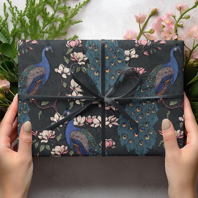 Papier Cadeau Coloré bleu Peacock & Magnolia Black Wildlife (Elegant Floral Blue Peacock Birds, Magnolia Branches in Bloom, Almost Black Background. Hand Drawn.)