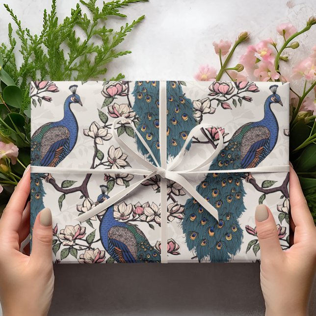 Papier Cadeau Coloré bleu Peacock & Magnolia Ivory Wildlife (Elegant Floral Blue Peacock Birds, Magnolia Branches in Bloom, Chic Ivory Background. Hand Drawn.)