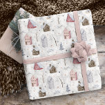 Papier Cadeau Cosy Home Christmas Pink ID985<br><div class="desc">Un motif d'aquarelle transparent avec des petites maisons douillettes nichées dans la neige dérive entre des branches d'arbres nues et des feuilles est le design parfait pour un Noël à la maison. Disponible en deux palettes de couleur boho, cette version présente des tons rose, argent et beige doux. Cherchez ID985...</div>