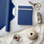 Papier Cadeau Couleur solide bleu Jet<br><div class="desc">Papier d'emballage couleur solide dans une grande variété de couleurs pour tous vos cadeaux de mariage et de douche. Les couleurs pour 2025 sont foncées et audacieuses et c'est ce que vous trouverez dans mes derniers designs avec des noms de couleurs de différentes entreprises de design.</div>